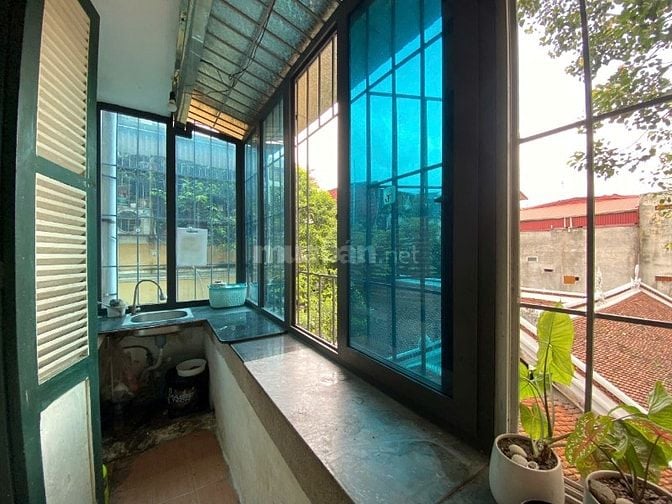 Cho thuê căn hộ tầng 3 trong biệt thự cổ phố Nguyễn Huy Tự