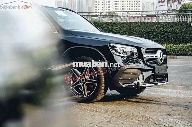 Mercedes GLB 200 màu đen