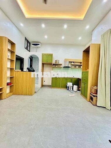 Lô góc Nguyễn Đức Cảnh ô tô đỗ cửa