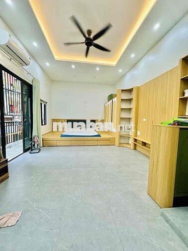 Lô góc Nguyễn Đức Cảnh ô tô đỗ cửa