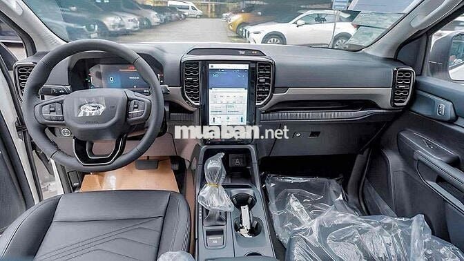 Ford Everest 2025 Ambiente 2.0L 4x2 AT mới 100%