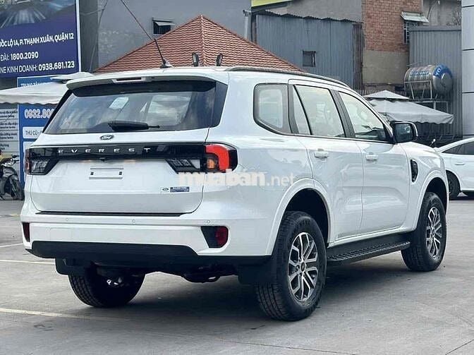 Ford Everest 2025 Ambiente 2.0L 4x2 AT mới 100%