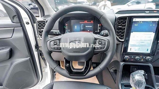 Ford Everest 2025 Ambiente 2.0L 4x2 AT mới 100%