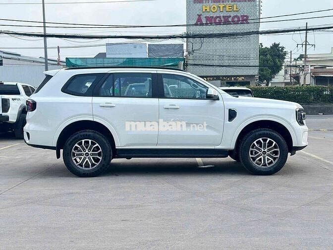 Ford Everest 2025 Ambiente 2.0L 4x2 AT mới 100%