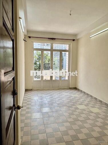 Nguyên căn mặt tiền đường Thành Thái Q10 vị trí đẹp kinh doanh tốt