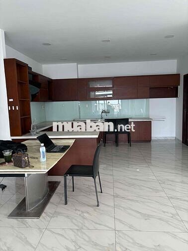 cần tiền, cần bán cắt lỗ gấp căn penhour tuyệt đẹp, ngay đối diện chợ