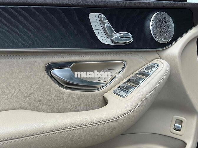 GLC 300 2019 Màu Xanh mệnh Mộc