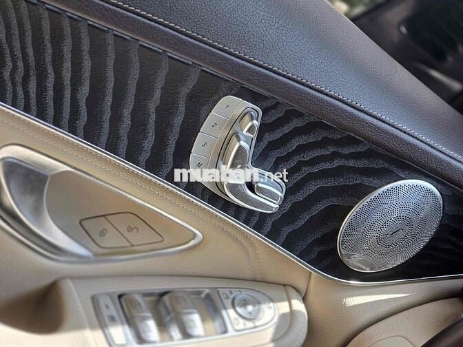 GLC 300 2019 Màu Xanh mệnh Mộc