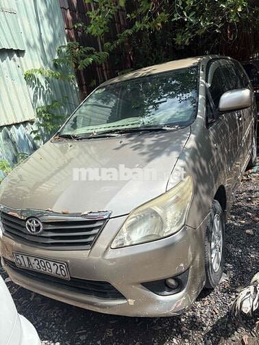 Toyota Innova 2012 2.0E - 100000 km