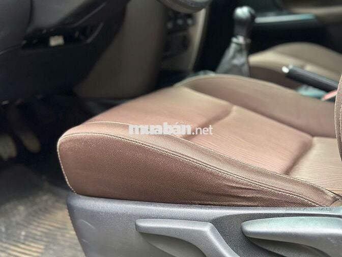 Toyota Fortuner 2.4G máy dầu số sàn 2018 màu trắng