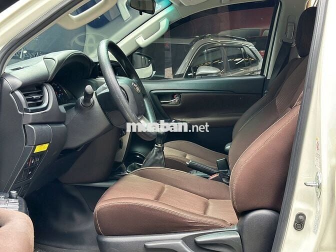Toyota Fortuner 2.4G máy dầu số sàn 2018 màu trắng