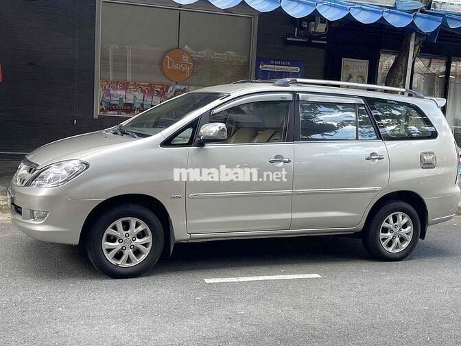 Toyota Innova 2006 G - 1212 km