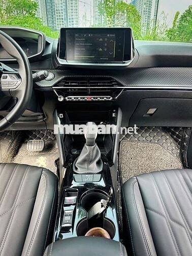 Peugeot 2008 màu trắng, sản xuất 2022