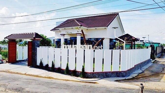 Căn nhà vườn villa đẹp sang.Dt 195,4m thổ+vườn.giá 2tỷ290 mặt tiềnnhựa