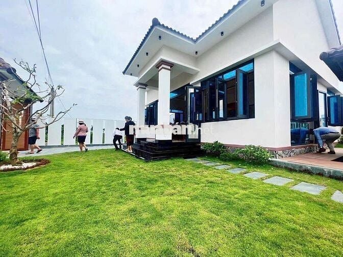 Căn nhà vườn villa đẹp sang.Dt 195,4m thổ+vườn.giá 2tỷ290 mặt tiềnnhựa