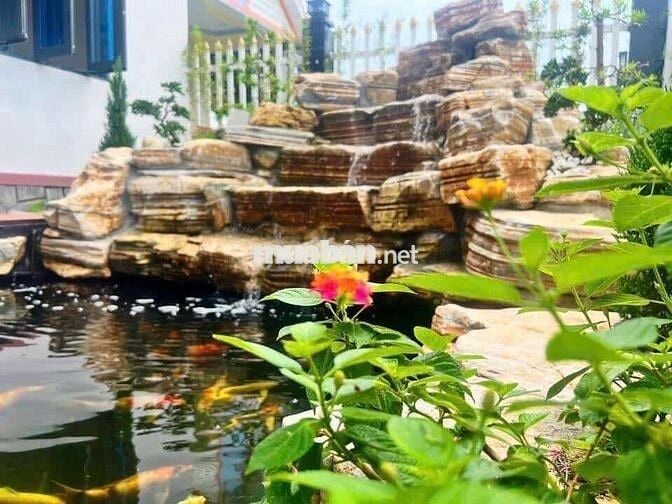 Căn nhà vườn villa đẹp sang.Dt 195,4m thổ+vườn.giá 2tỷ290 mặt tiềnnhựa