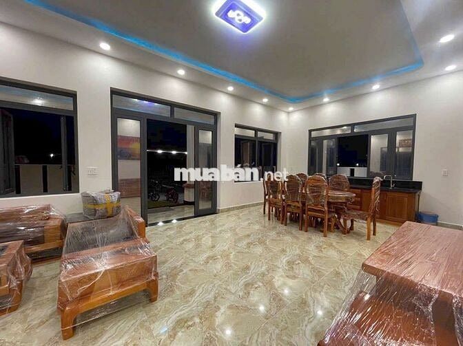 Căn nhà vườn villa đẹp sang.Dt 195,4m thổ+vườn.giá 2tỷ290 mặt tiềnnhựa