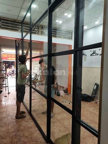 Thanh Lý Vách Kính CL nhiều khung nhỏ có 2 cửa lùa