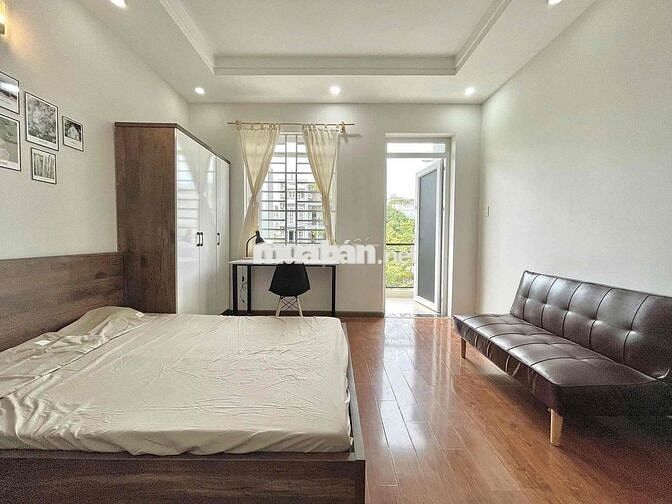 Căn hộ dịch vụ siêu rộng, ban công thoáng mát ngay chân Cầu Bình Lợi