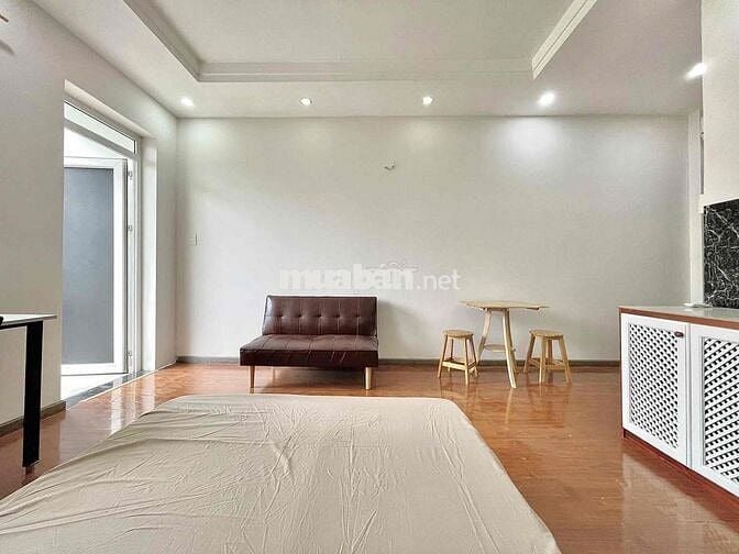 Căn hộ dịch vụ siêu rộng, ban công thoáng mát ngay chân Cầu Bình Lợi