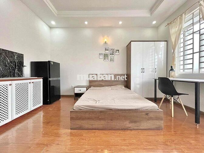 Căn hộ dịch vụ siêu rộng, ban công thoáng mát ngay chân Cầu Bình Lợi