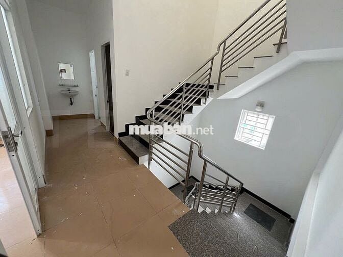 Toà nhà 5 tầng có hệ thống báo cháy tự động, mặt tiền đường 30/4