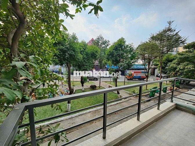 STUDIO BAN CÔNG SIÊU RỘNG NGAY CÔNG VIÊN LÀNG HOA THOÁNG MÁT