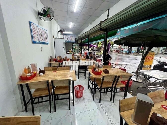 sang gấp quán phở đang hoạt động vì mệt góc 2 măt tiền song hành