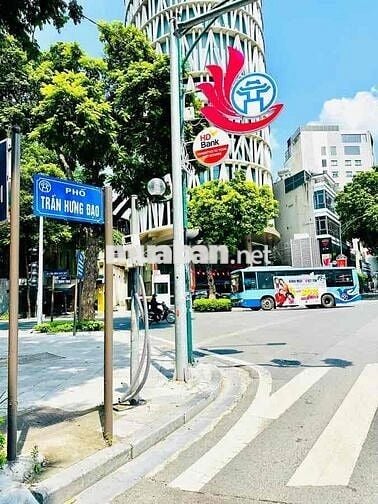 Bán Gấp Căn TT Trần Hưng Đạo, ô tô tránh, Lô góc full nội thất