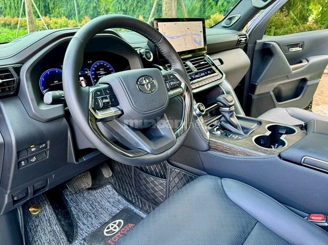 Bán Land Cruiser LC300 sản xuất 2025. Siêu lướt 5000 Km. Xe như mới.