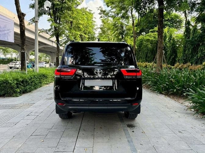 Bán Land Cruiser LC300 sản xuất 2025. Siêu lướt 5000 Km. Xe như mới.
