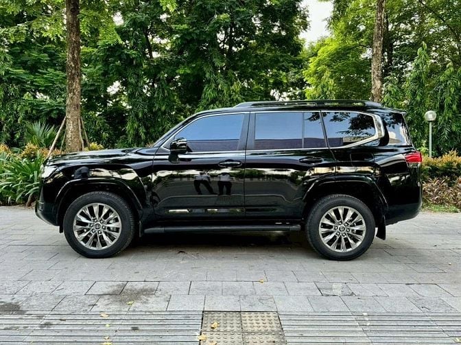 Bán Land Cruiser LC300 sản xuất 2025. Siêu lướt 5000 Km. Xe như mới.