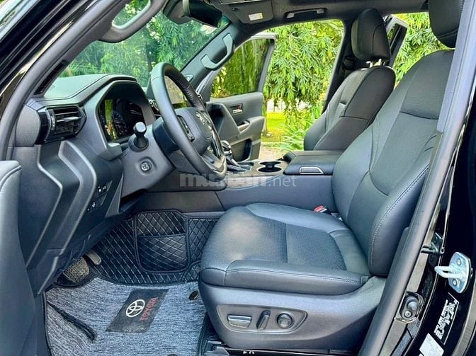Bán Land Cruiser LC300 sản xuất 2025. Siêu lướt 5000 Km. Xe như mới.
