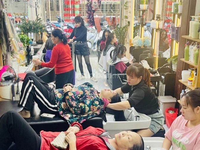 Salon tóc phố Đại La cần tuyển gấp thợ phụ