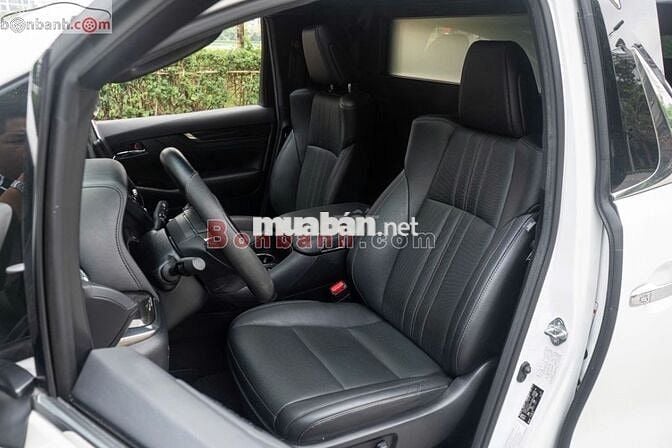 Xe Lexus LM 350 2022
