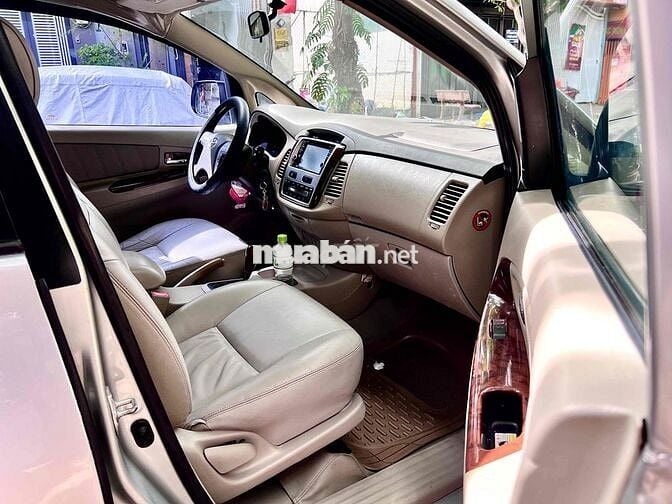 Toyota Innova 2012 2.0V - 125000 km