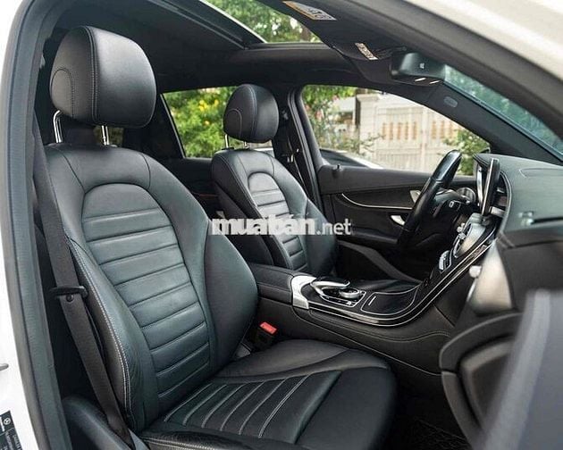 Mercedes GLC300 4Matic - ĐKLĐ 2020 - Trắng Đen