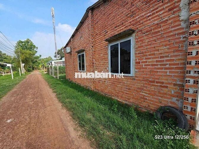 Cần bán nhà đất 2 mặt tiền, mặt tiền đường nhựa bên cạnh đường đất