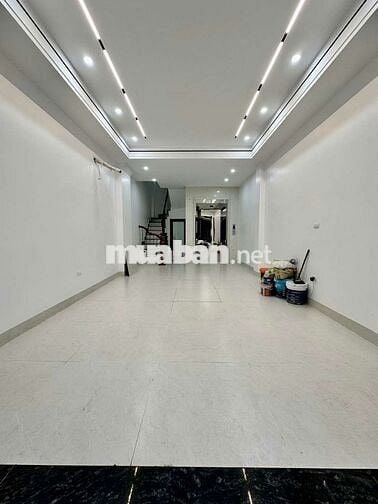 “Nhà phố Bồ Đề 42m², 7 tầng thang máy, gara ô tô, full nội thất”