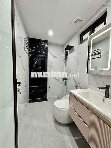 “Nhà phố Bồ Đề 42m², 7 tầng thang máy, gara ô tô, full nội thất”