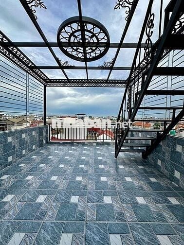 “Nhà phố Bồ Đề 42m², 7 tầng thang máy, gara ô tô, full nội thất”