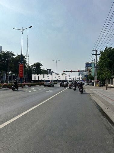TÒA NHÀ TRỆT LẦU 520M2 SÀN,1350M2 KHUÔN VIÊN NGAY PHỐ NGÂN HÀNH TT TDM