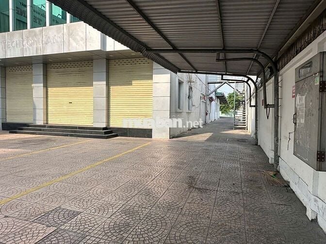TÒA NHÀ TRỆT LẦU 520M2 SÀN,1350M2 KHUÔN VIÊN NGAY PHỐ NGÂN HÀNH TT TDM