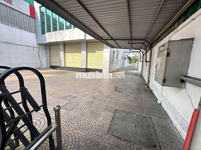 TÒA NHÀ TRỆT LẦU 520M2 SÀN,1350M2 KHUÔN VIÊN NGAY PHỐ NGÂN HÀNH TT TDM