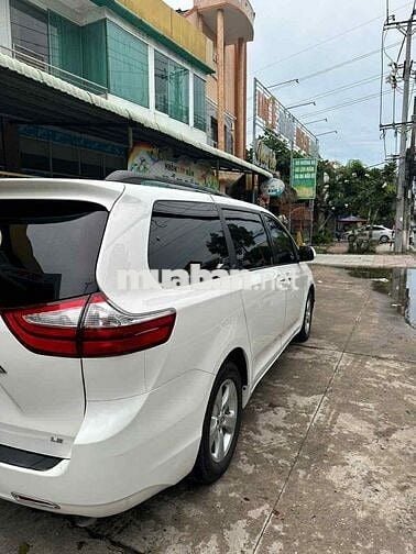 Toyota Sienna 2016 3.5LE màu trắng