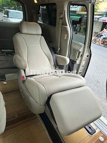 Toyota Sienna 2015 3.5LE màu vàng cát