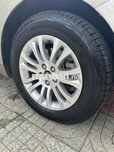 Toyota Sienna 2015 3.5LE màu vàng cát