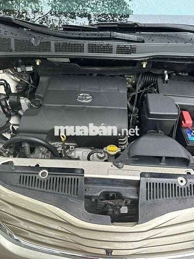Toyota Sienna 2015 3.5LE màu vàng cát