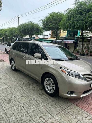 Toyota Sienna 2015 3.5LE màu vàng cát
