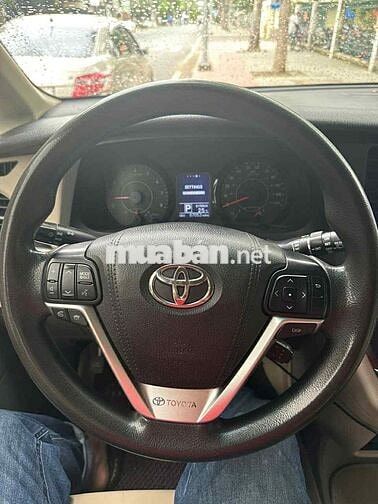 Toyota Sienna 2015 3.5LE màu vàng cát